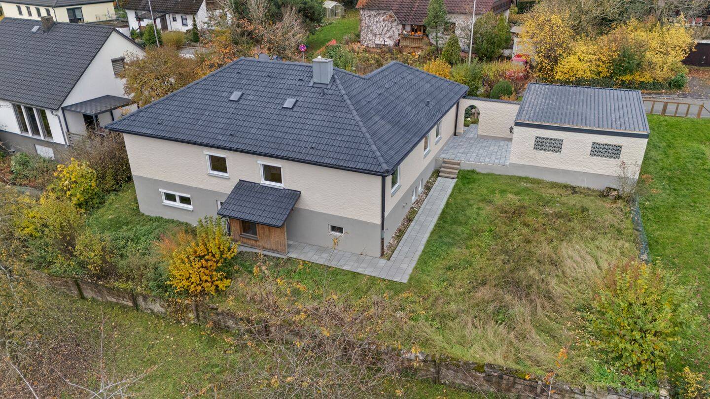 Traumlage! Teilrenovierter Bungalow mit Doppelgarage, separater ELW und großem Garten – Neunkirchen am Brand – Vorschaubild 3