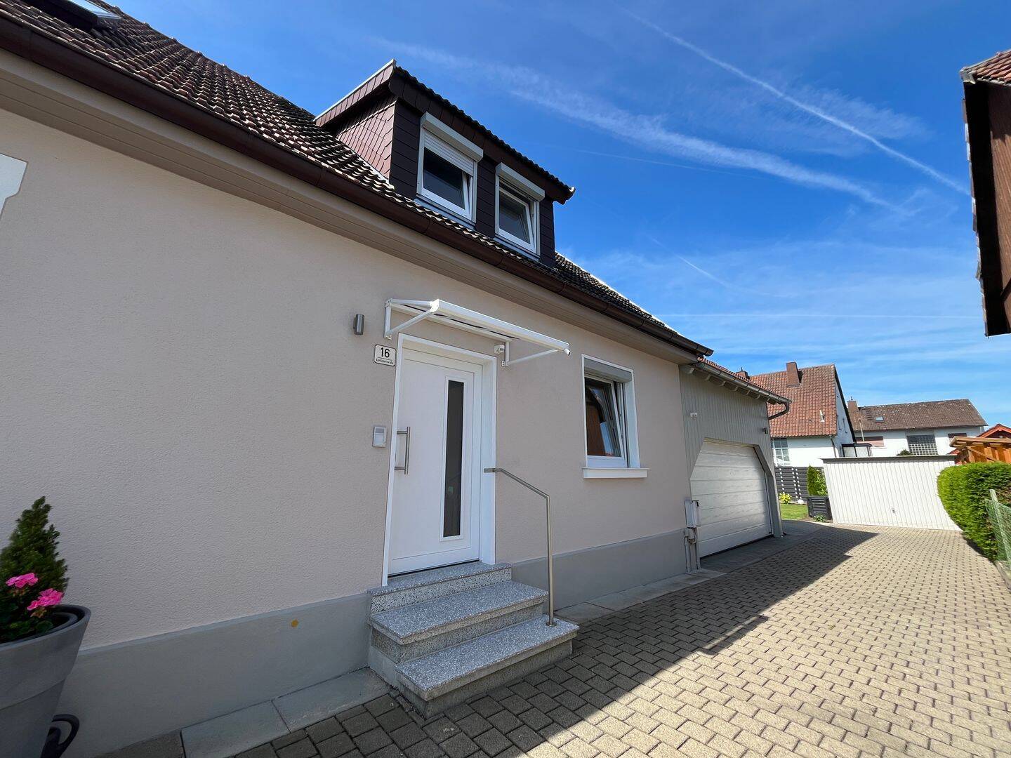 Frisch renovierte Doppelhaushälfte mit neuer Einbauküche und kleinem Garten!