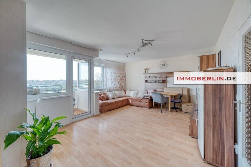 IMMOBERLIN.DE - Ansprechende Wohnung mit Loggia in ruhiger Lage – Berlin – Bild 1 von 9