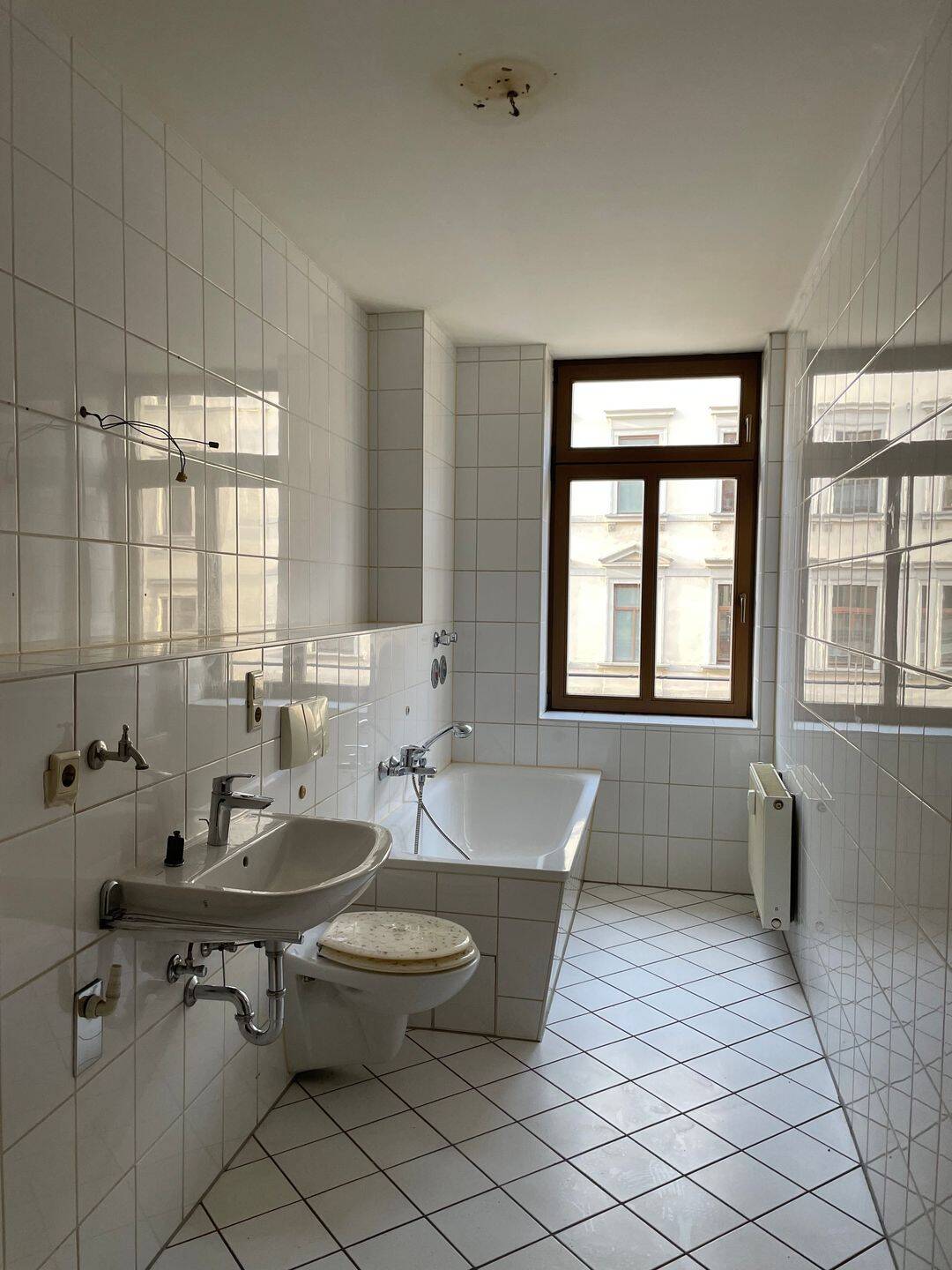 Großzügige 4-Raum-Wohnung (WG-geeignet) mit Balkon in Innenhof, Badezimmer, Abstellraum und Keller – Chemnitz – Vorschaubild 8