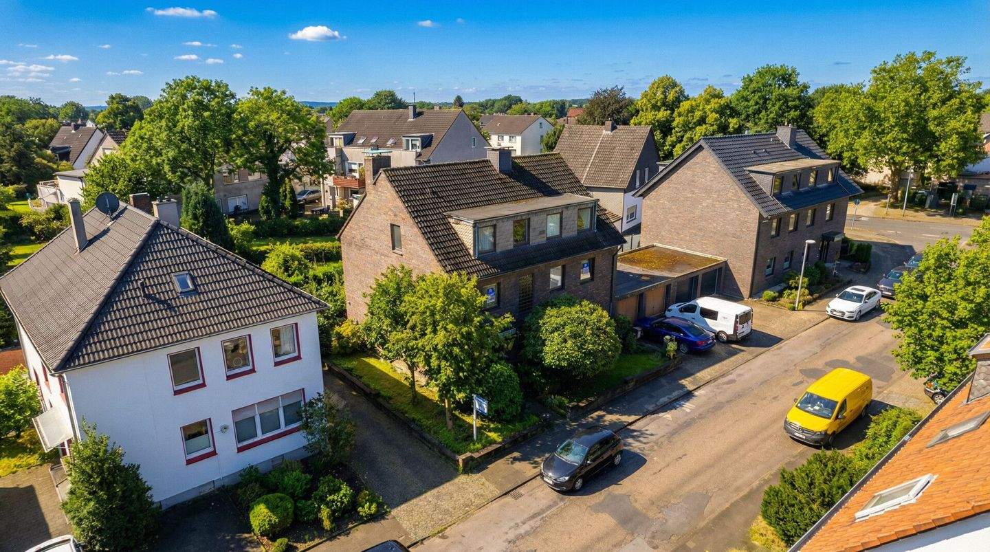Gepflegtes Mehrfamilienhaus mit Schwimmbad Inklusive Terasse, Balkonen und 2 Garagen IN BOTTROP – Bottrop – Bild 1 von 9