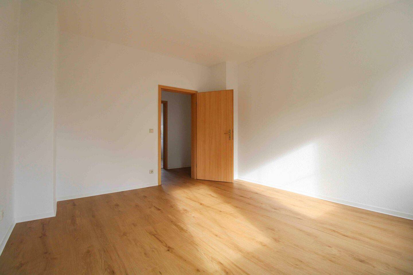 *Bezugsfrei!* Renovierte 3-Zimmer Wohnung mit Stellplatz – Döbeln – Bild 1 von 9