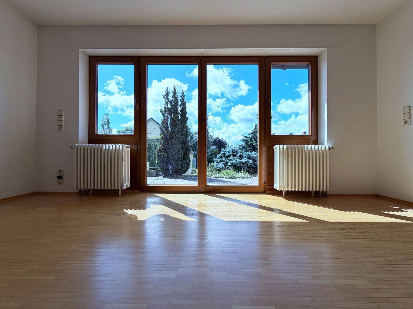 Großzügiges Zuhause. 8 Zimmer. 223 m². Garten, Garage und 2 Stellplätze. Viel Platz für Ihre Ideen. – Gottmadingen – Vorschaubild 3