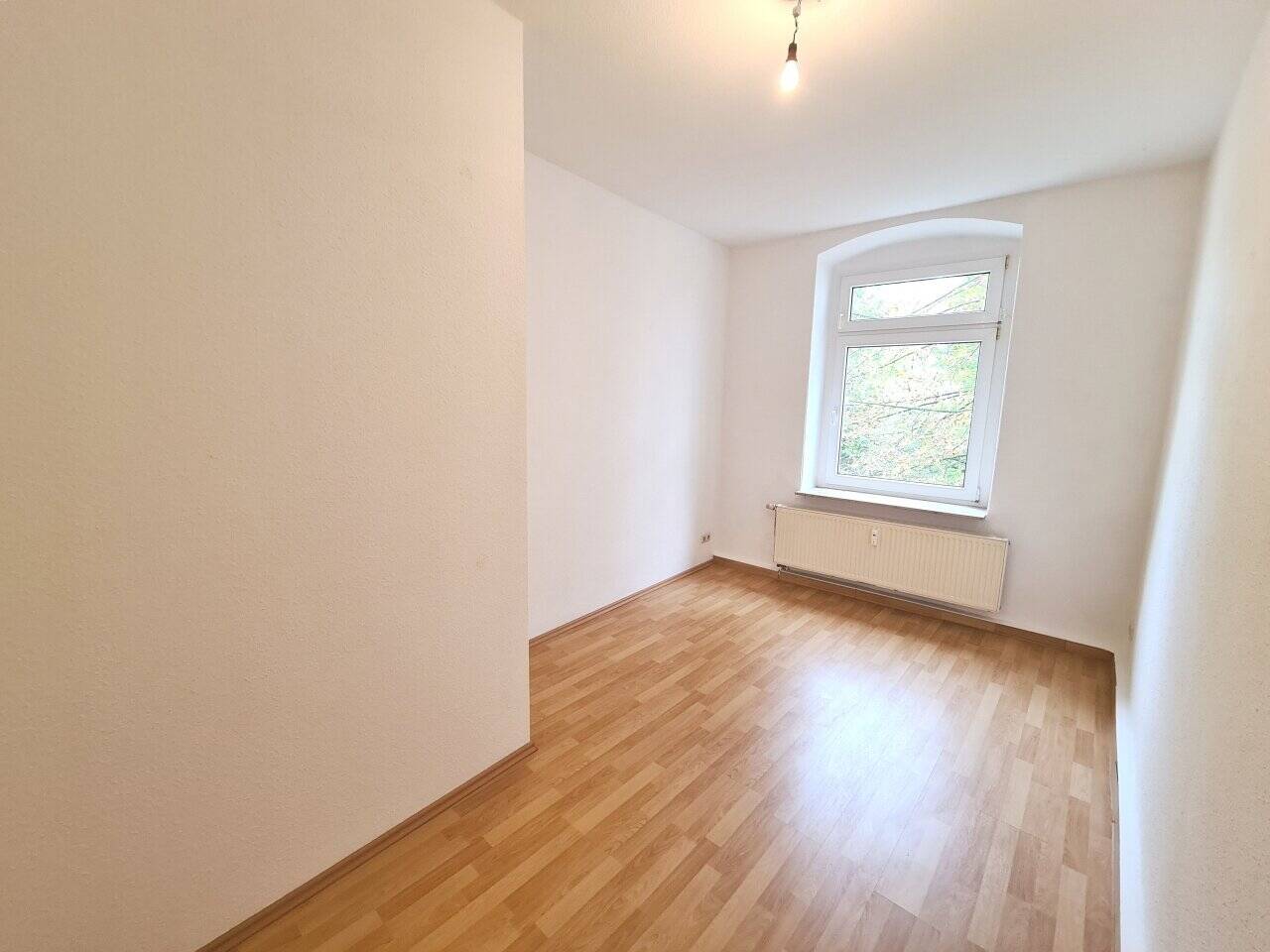 Ansprechende 2-Raum-Wohnung mit Balkon in einem liebevoll kernsanierten Gründerzeithaus im Lutherviertel – Chemnitz – Vorschaubild 2