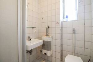 Bezugsfreie Hochparterre-Wohnung mit hohen Decken und zentraler Anbindung – 70374 Stuttgart – Vorschaubild 3