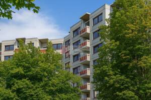 Top!! Lichtdurchflutete 4-Zimmer-Wohnung mit Loggia und Fernblick – 60437 Frankfurt am Main – Vorschaubild 2