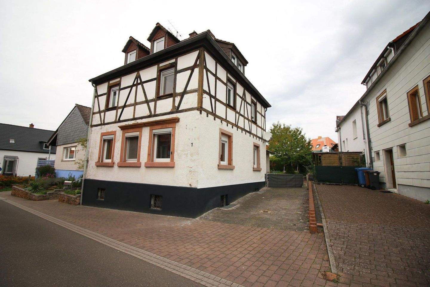 Freistehendes Einfamilienhaus mit Potenzial in Otterberg **6 Zimmer, 121 qm Wohnfläche** – Otterberg – Bild 1 von 9