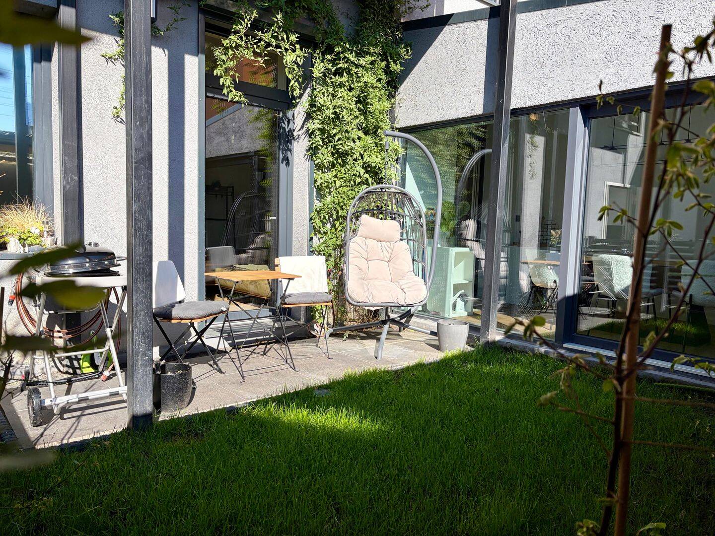 Thoughtfully Furnished 4-Room Apartment with Garden, Smart Home, High Ceilings