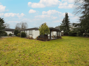 Einziehen, umbauen, aufstocken: Freistehender Bungalow mit 1.225 m² Grundstück