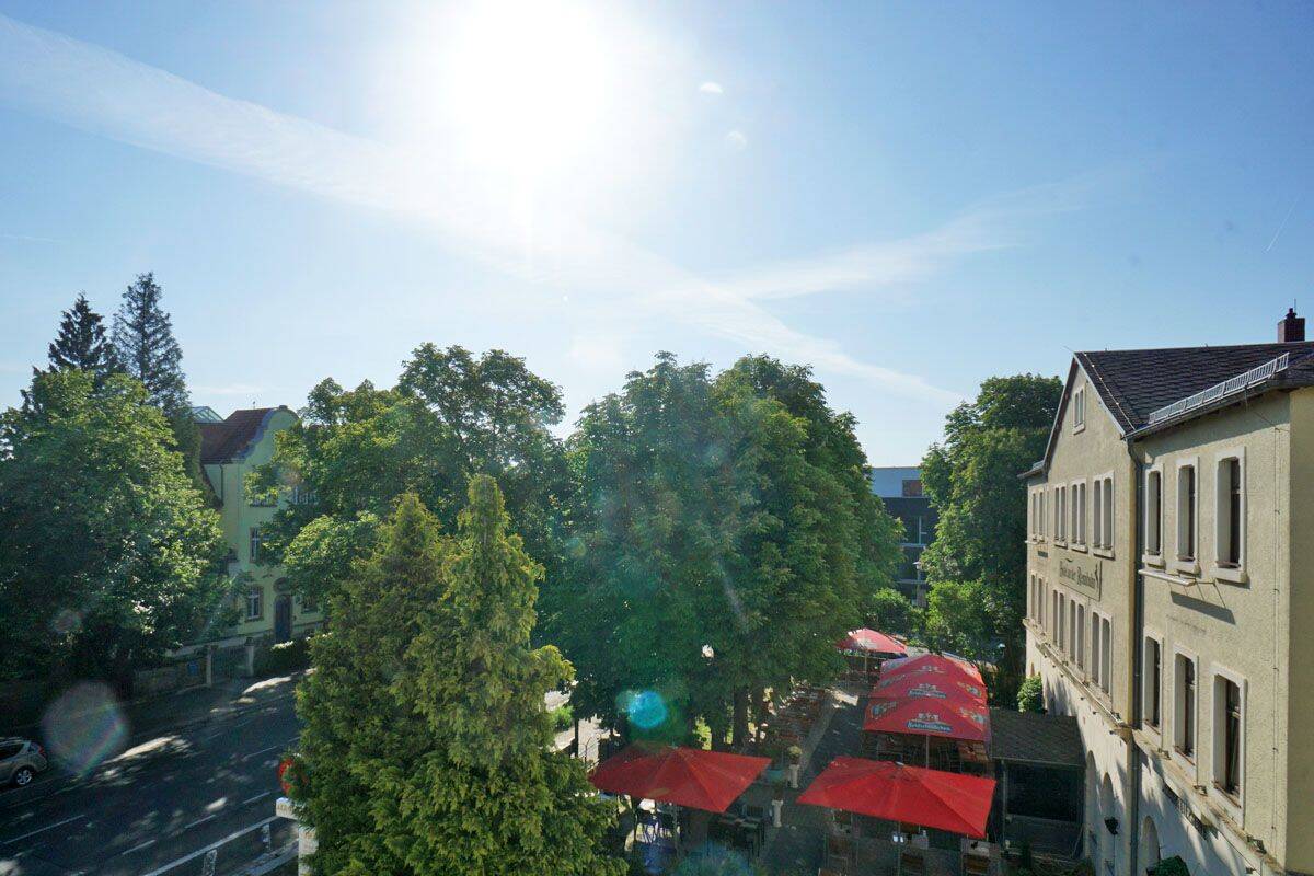 Seidnitz, unterm Dach: Dusche + Laminat