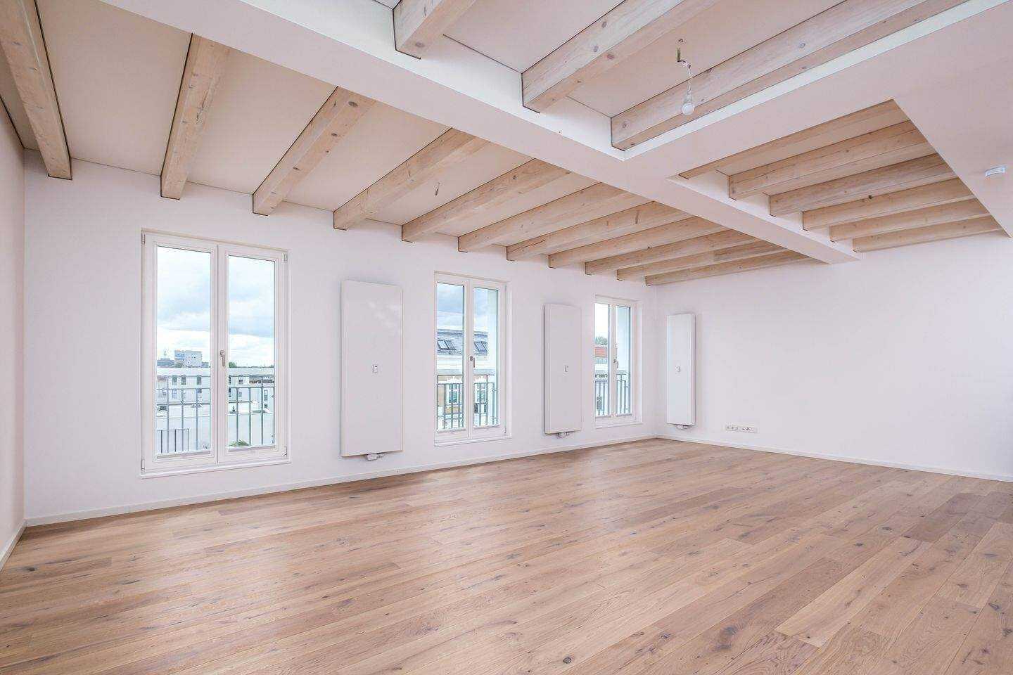 Moderne Dachgeschosswohnung und klassischer Altbau. 2-Zimmer mit Aufdachterrasse in Charlottenburg – Berlin – Vorschaubild 3