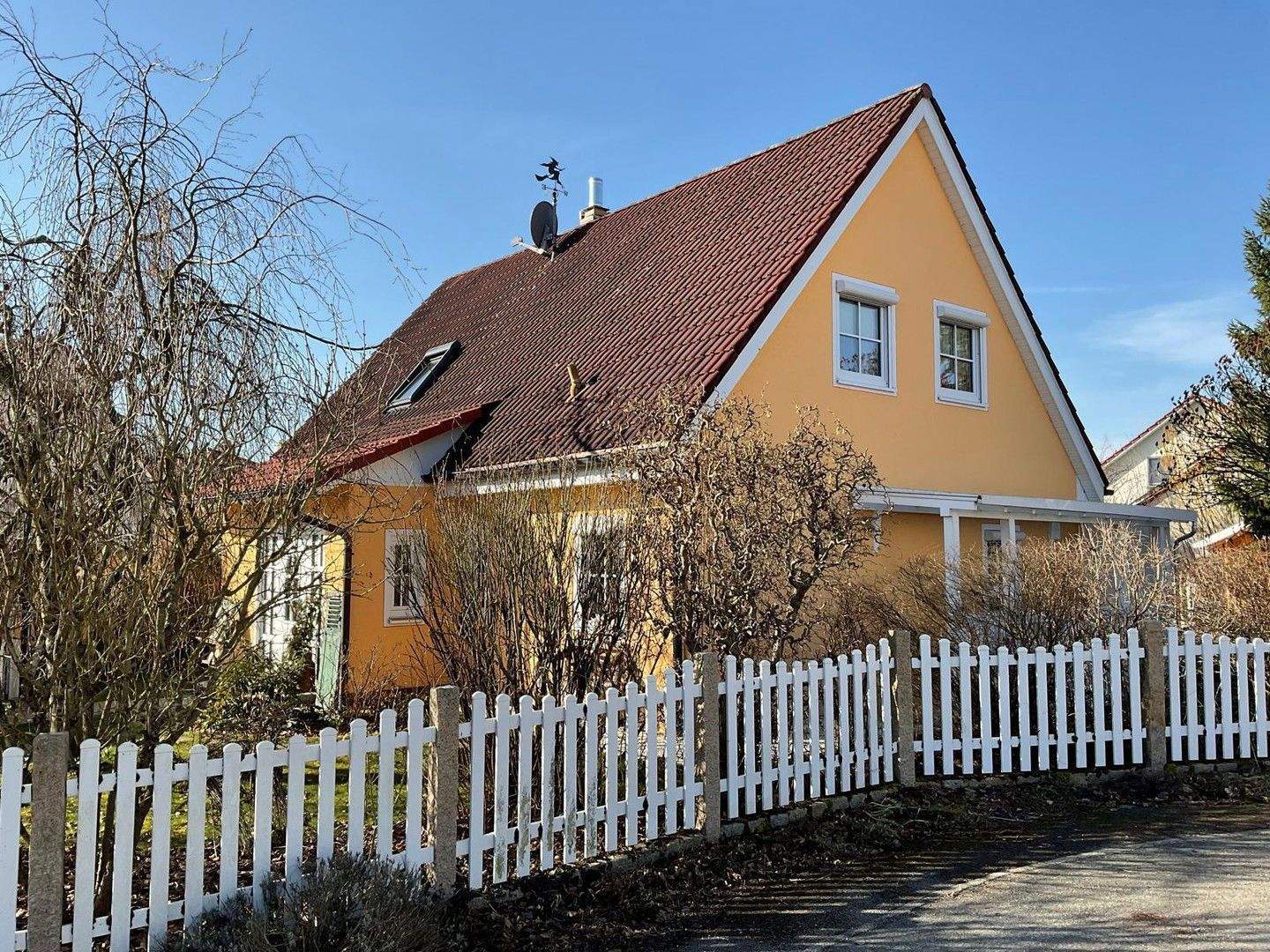 Wohnen wie im Urlaub: Einfamilienhaus mit Schwimmteich, Traumgarten und überdachter Terrasse – Althegnenberg – Bild 1 von 9