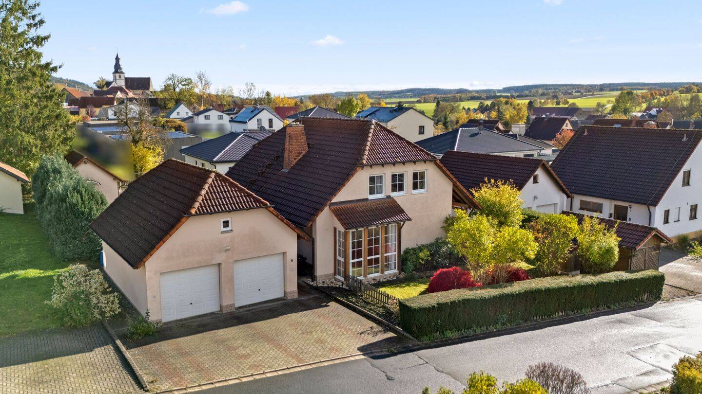 Ruhige Lage! Gepflegtes Einfamilienhaus mit tollem Garten und großer Südwest-Terrasse – Rugendorf – Vorschaubild 3