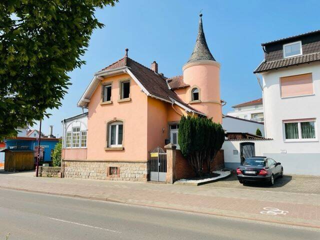 EUPORA® Immobilien: "Türmchenhaus mit Flair" in Kirchheimbolanden. – Kirchheimbolanden – Bild 1 von 9