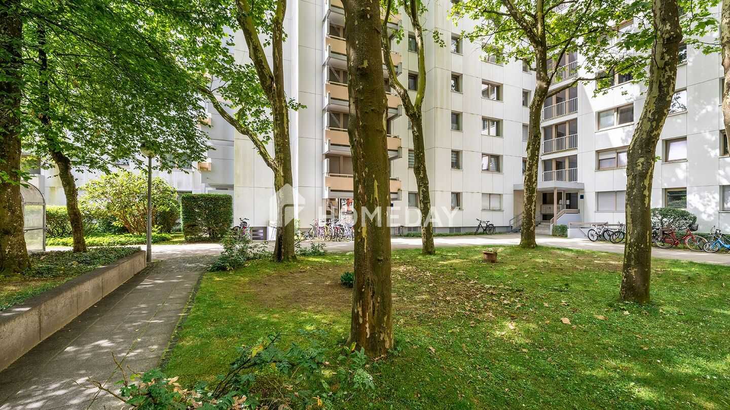 Gepflegte Eigentumswohnung mit Balkon, TG-Stellplatz und Aufzug – München – Vorschaubild 2