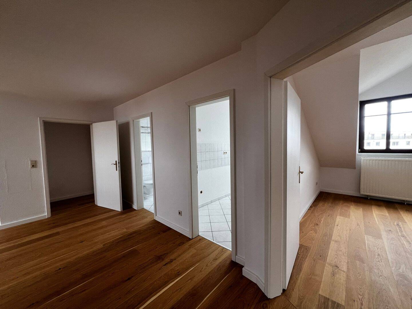 Bezugsfreie, schön geschnittene Dachgeschosswohnung mit Wannenbad in zentraler Lage – Leipzig – Vorschaubild 5