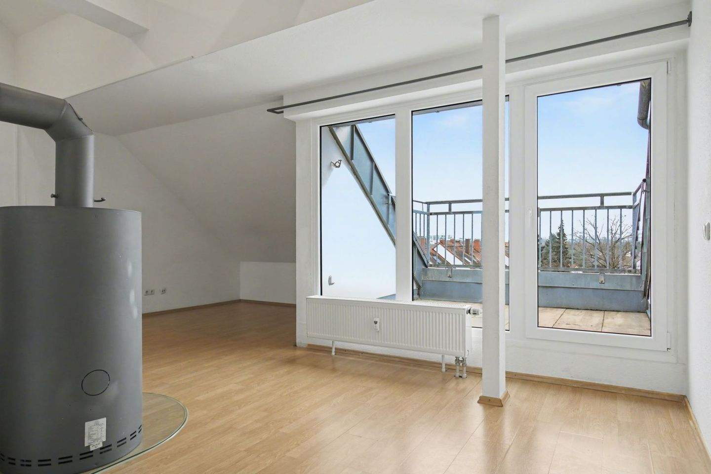 Wohnen über den Dächern - 1996 ausgebaute Dachgeschosswohnung mit Kamin, Loggia und Weitblick – Nürnberg – Bild 1 von 9