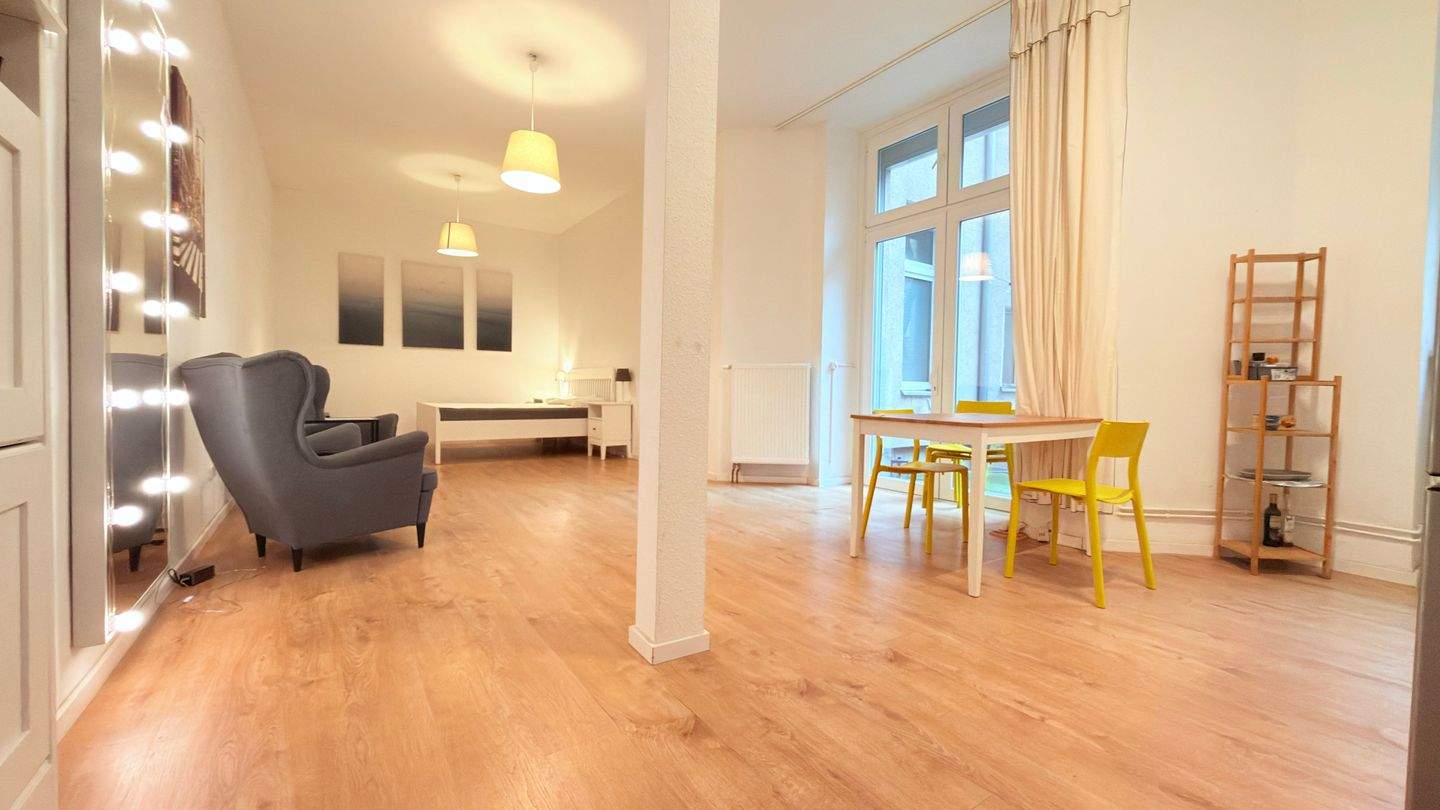 Möbliertes Loft im Prenzlauer Berg – EG-Wohnung am Helmholtzplatz, rollstuhlfreundlich – Berlin – Vorschaubild 3