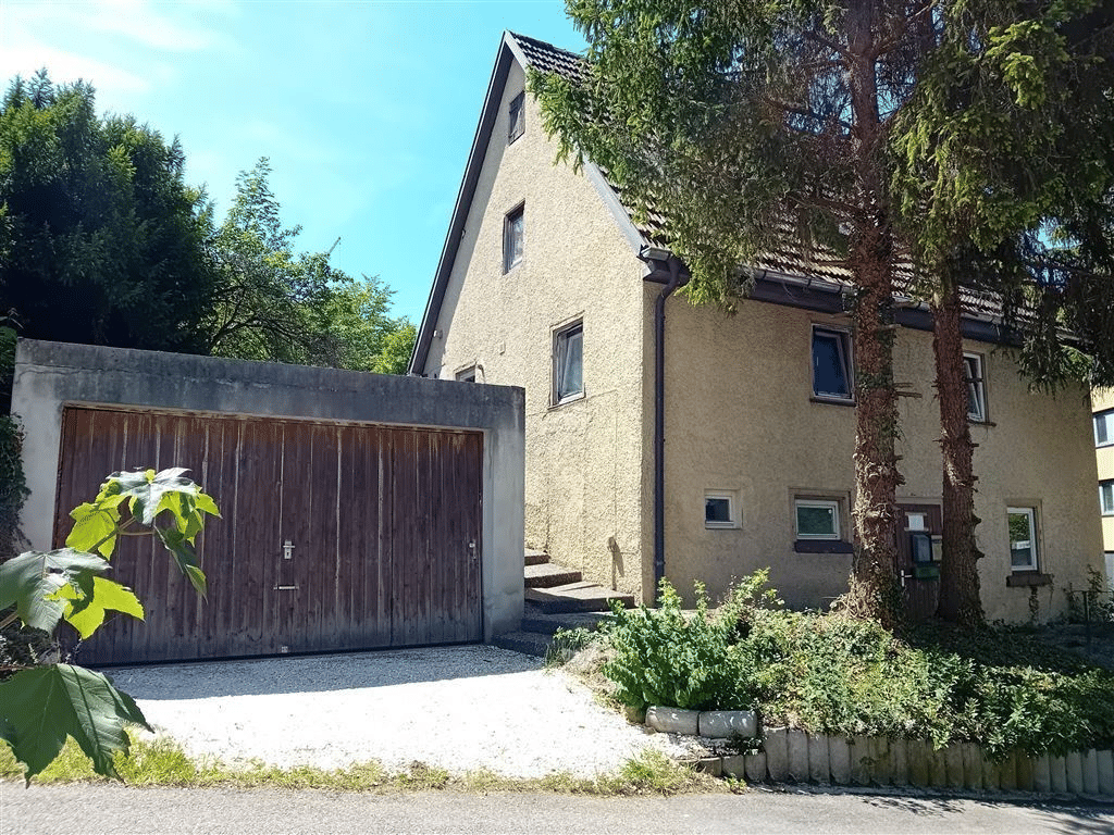2-Fam.-Haus mit großem Garten und viel Potenzial in sonniger, stadtnaher Lage