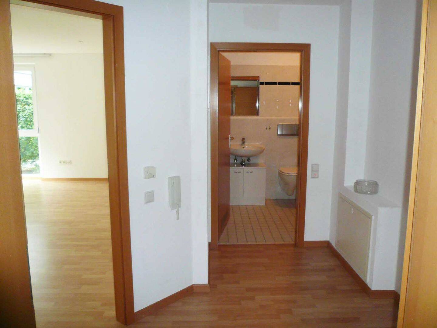Helle 1-Zimmer-Wohnung mit großer Terrasse und separater Küche – Augsburg – Vorschaubild 4