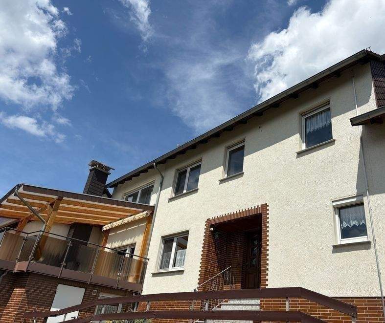 KEINE MODERNISIERUNG NOTWENDIG, Gepflegtes Einfamilienhaus, umfangreich modernisiert, 2 Garagen und angelegter Garten – Ringgau – Bild 1 von 9