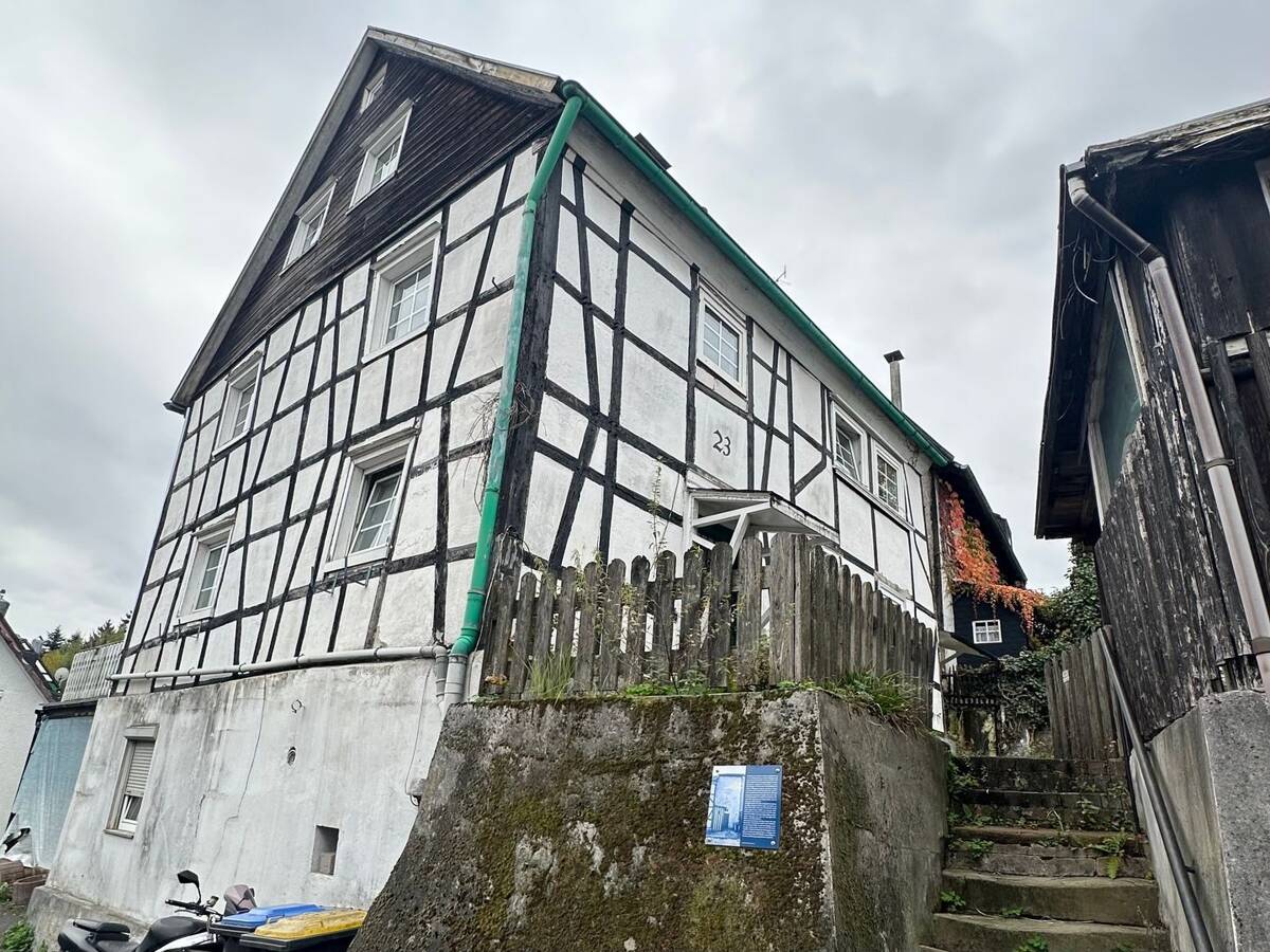 RESERVIERT_Denkmalgeschütztes Fachwerkhaus mit drei Eigentumswohnungen – 42855 Remscheid – Bild 1 von 9