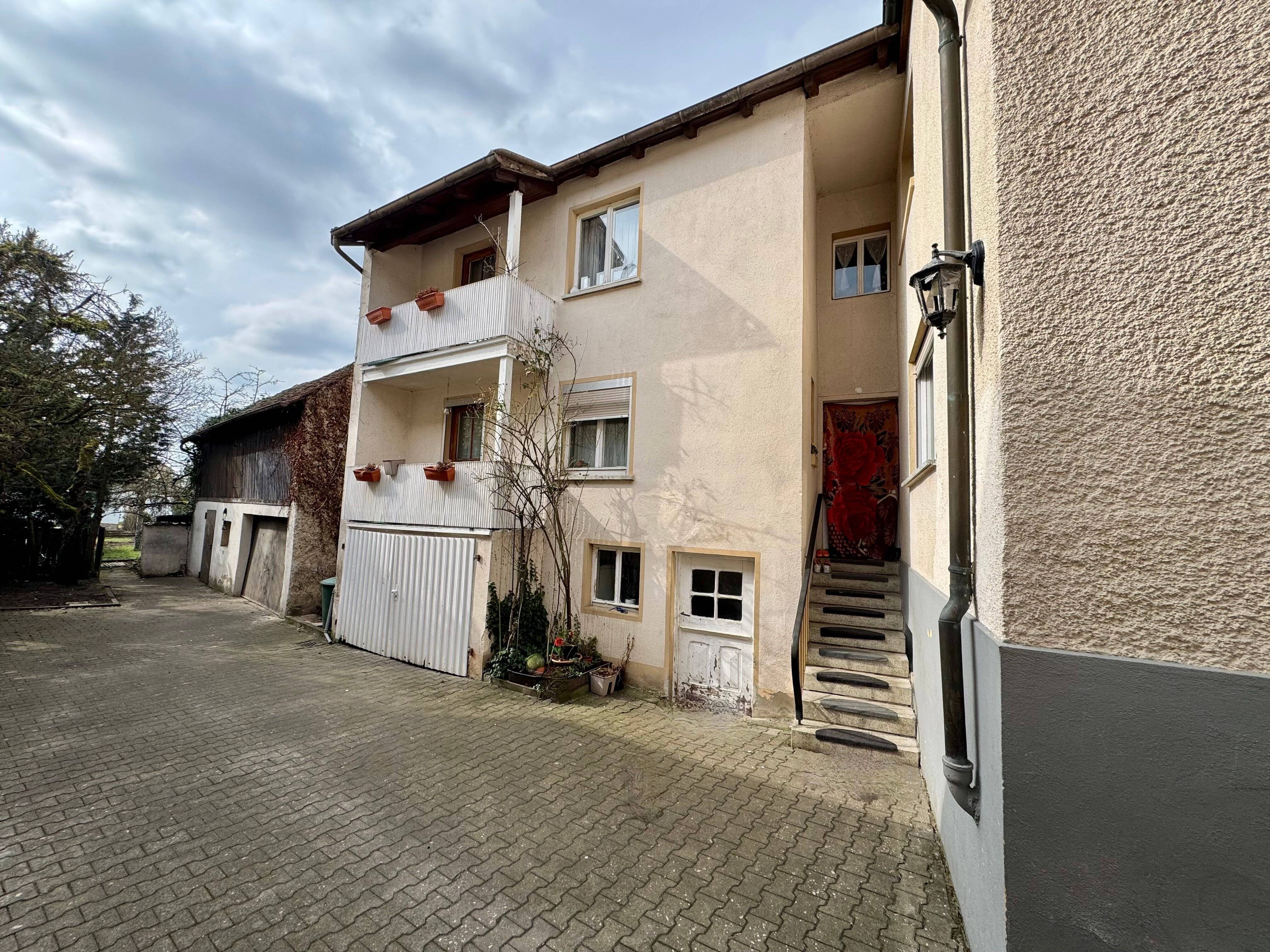 **BEZUGSFREI** Altes Haus, neue Chancen - Doppelhaushälfte mit Nebengebäude und Grundstück – Hirschaid – Bild 1 von 9