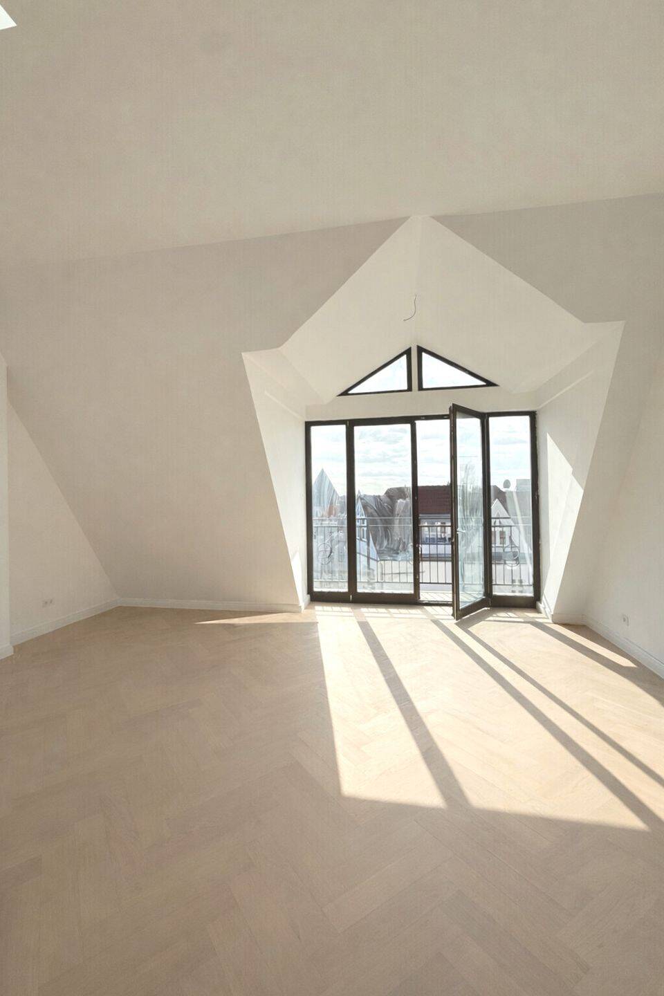 Traumwohnung im 5. OG - modernisierter Altbau mit Aufzug, Balkon, A+ Energieklasse und Einbauküche – Berlin – Vorschaubild 3