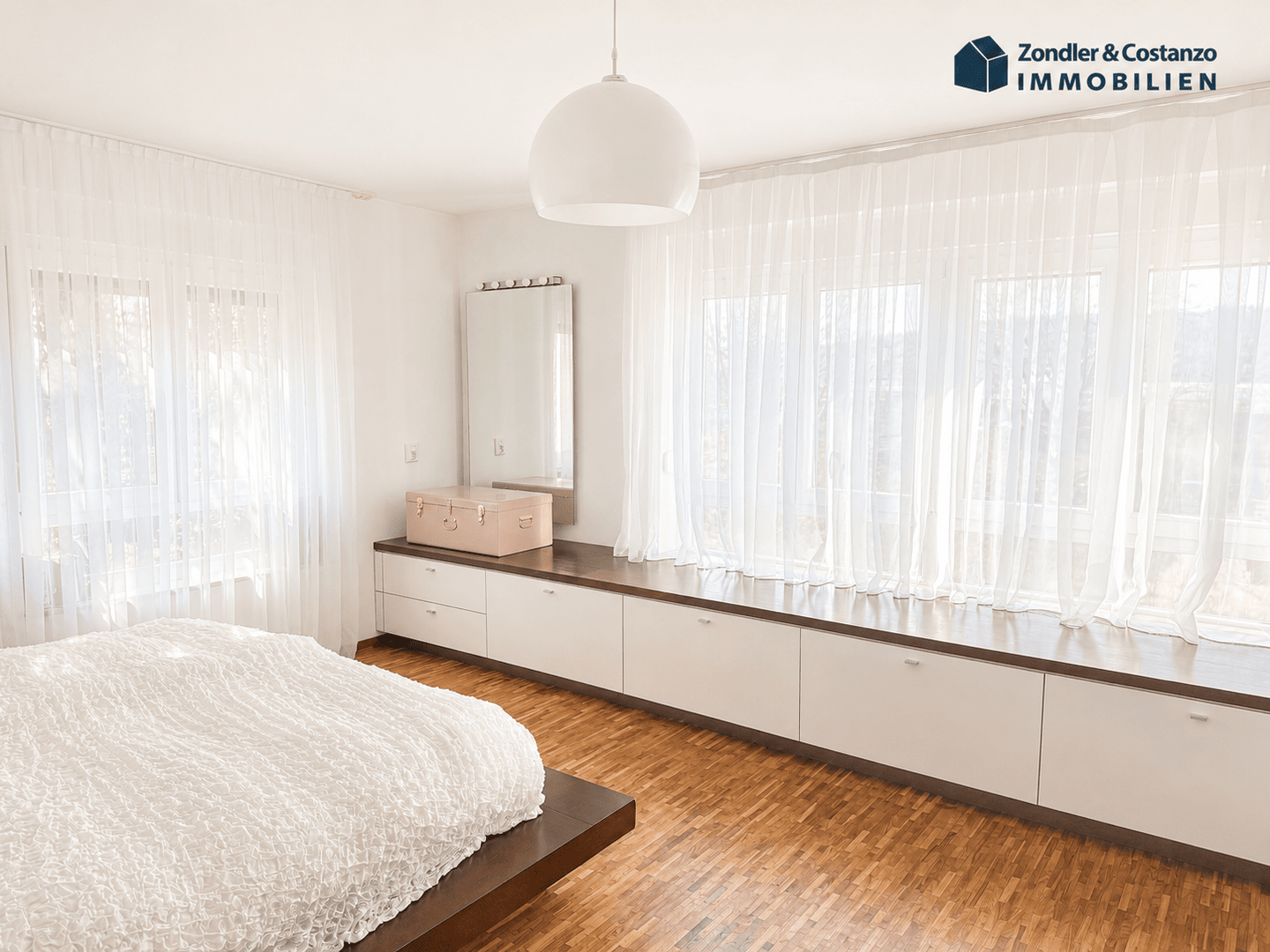 * Untertürkheim: Sehr schöne, großzügige 4,5-Zi.-Wohnung direkt an den Weinbergen * EBK * TL-Bad *