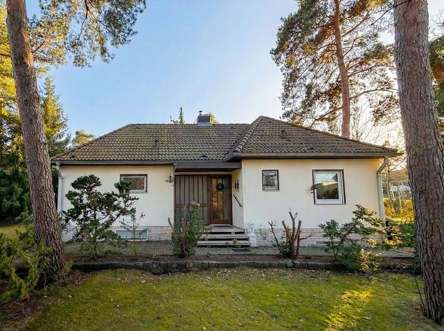 Zur Kapitalanlage - Verkauf mit Nießbrauch: Einfamilienhaus in Traumlage, Ruhe, Natur, Seen und Wald – Berlin – Bild 1 von 9
