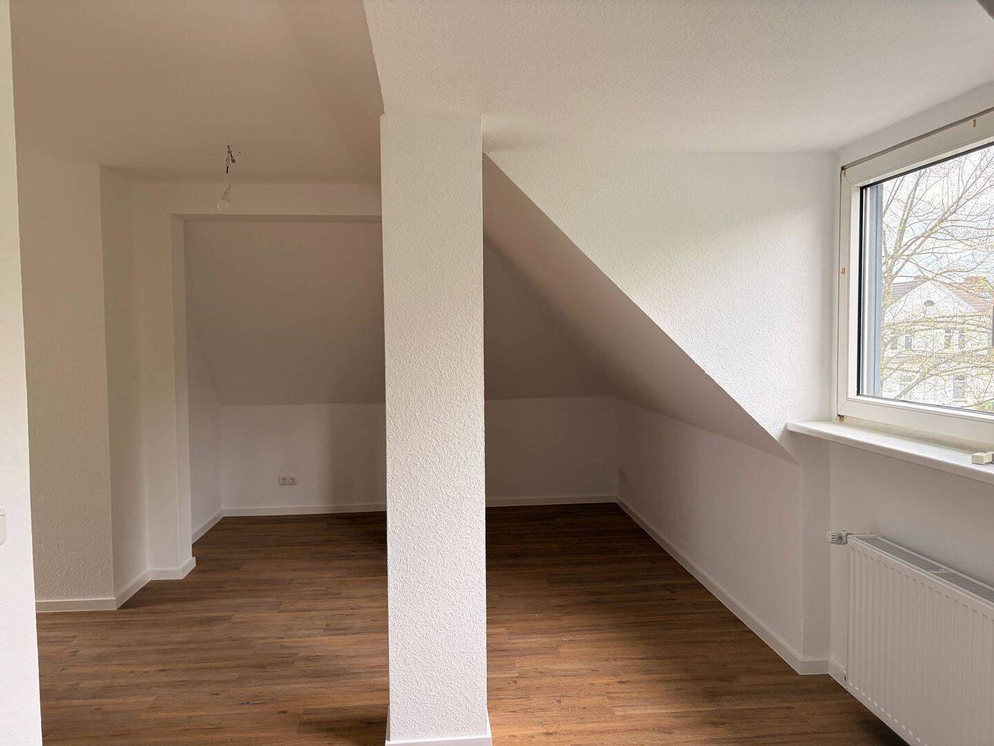 Modernisierte 2-Zimmer-Wohnung im Dachgeschoss mit Badewanne