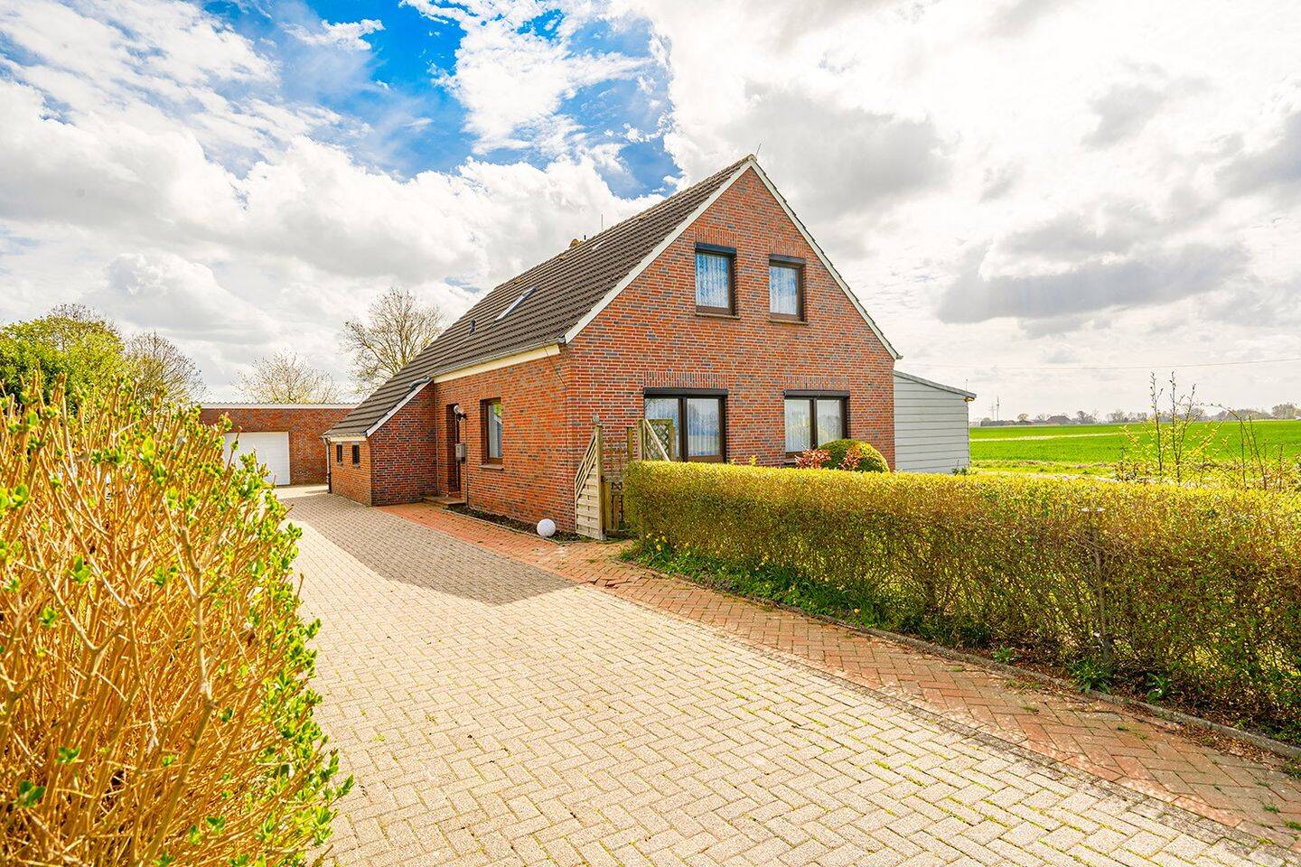 Nordseeküste: großzügiges Wohnhaus mit großem Garten in toller Lage von Neufunnixsiel! – Wittmund – Vorschaubild 2