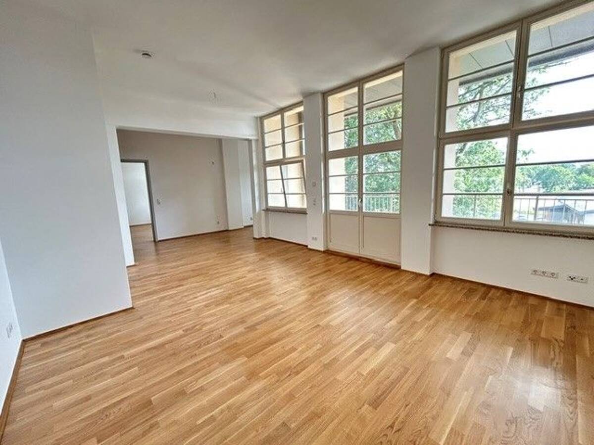 +++ NEUWERTIGE WOHNUNG MIT FUßBODENHEIZUNG, BALKON UND PARKETT +++ – 9120 Chemnitz – Bild 1 von 9