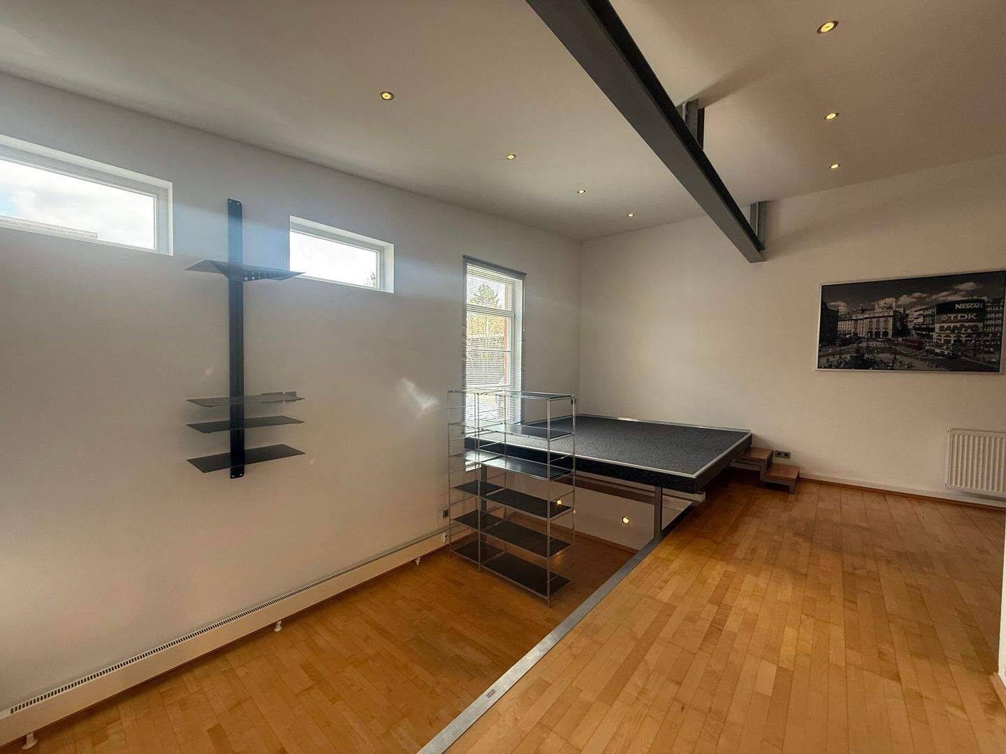 Trafoloft: Eindrucksvolles Apartment auf ehem. Fabrikgelände, für wohnen + arbeiten bestens geeignet!