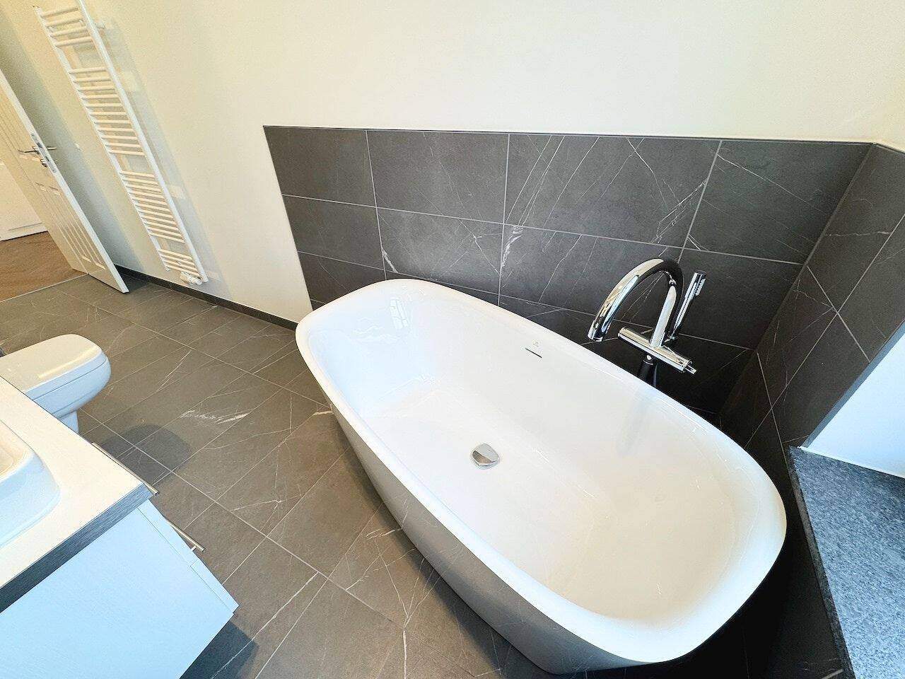 Die ist es! + Erstbezug + Parkett + Fußbodenheizung + tolles Bad + Wanne & Dusche + LED-Licht – Leipzig – Vorschaubild 3