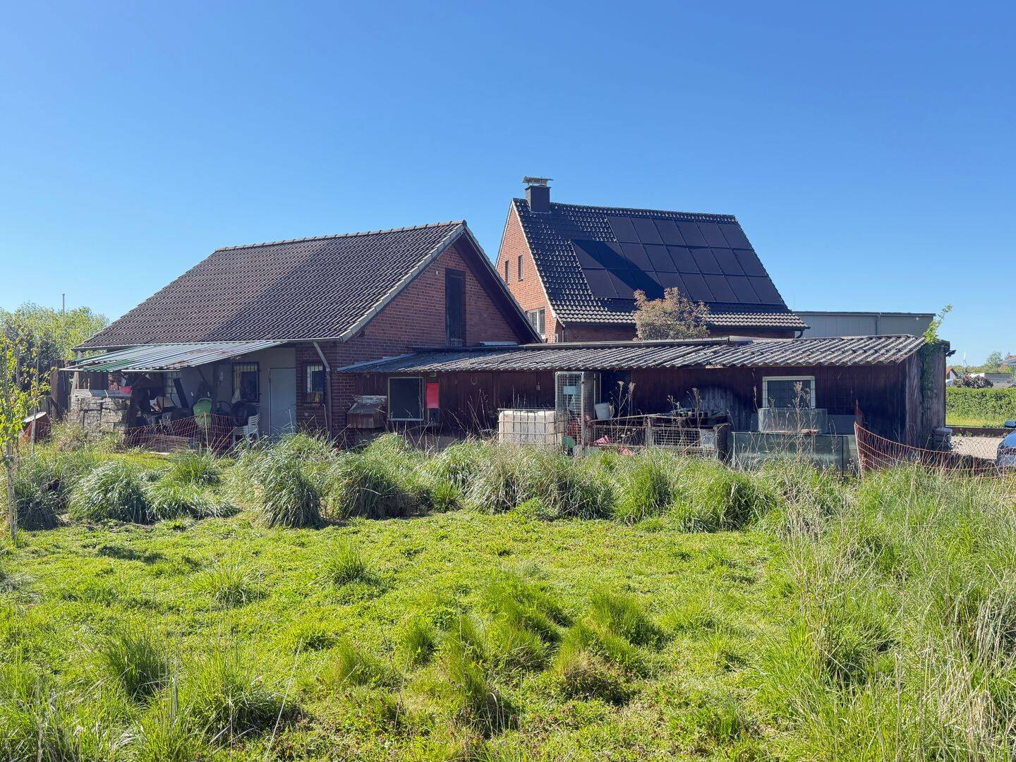 Einmaliges Zweifamilienhaus mit Nebengebäude, 2750m² Grundstück und 9 Zimmern