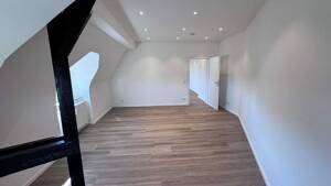 Hochwertig sanierte 3 Zimmer-Dachgeschosswohnung mit besonderem Loftcharakter und modernem Wohnkomfort – 40231 Düsseldorf – Vorschaubild 7