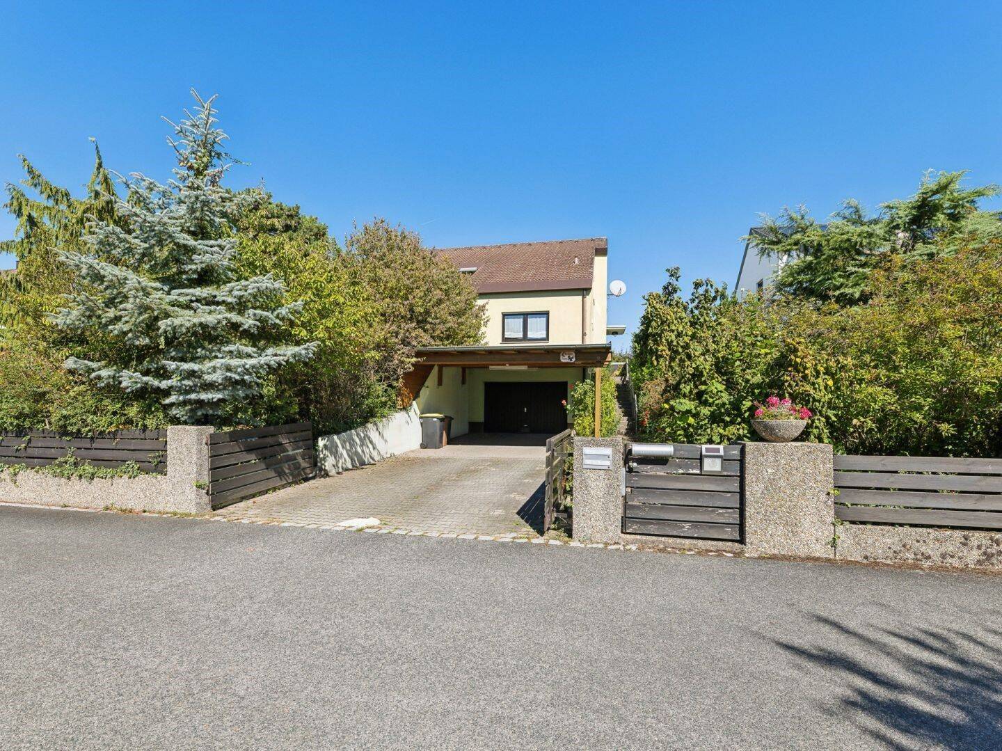 Schönes Zweifamilienhaus mit Südterrassen in ruhiger Lage von Seukendorf – Seukendorf – Bild 1 von 9