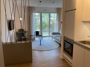 vollmöbliertes Erdgeschoss-Apartment mit Terrasse, Garten und Einbauküche in Schönefeld