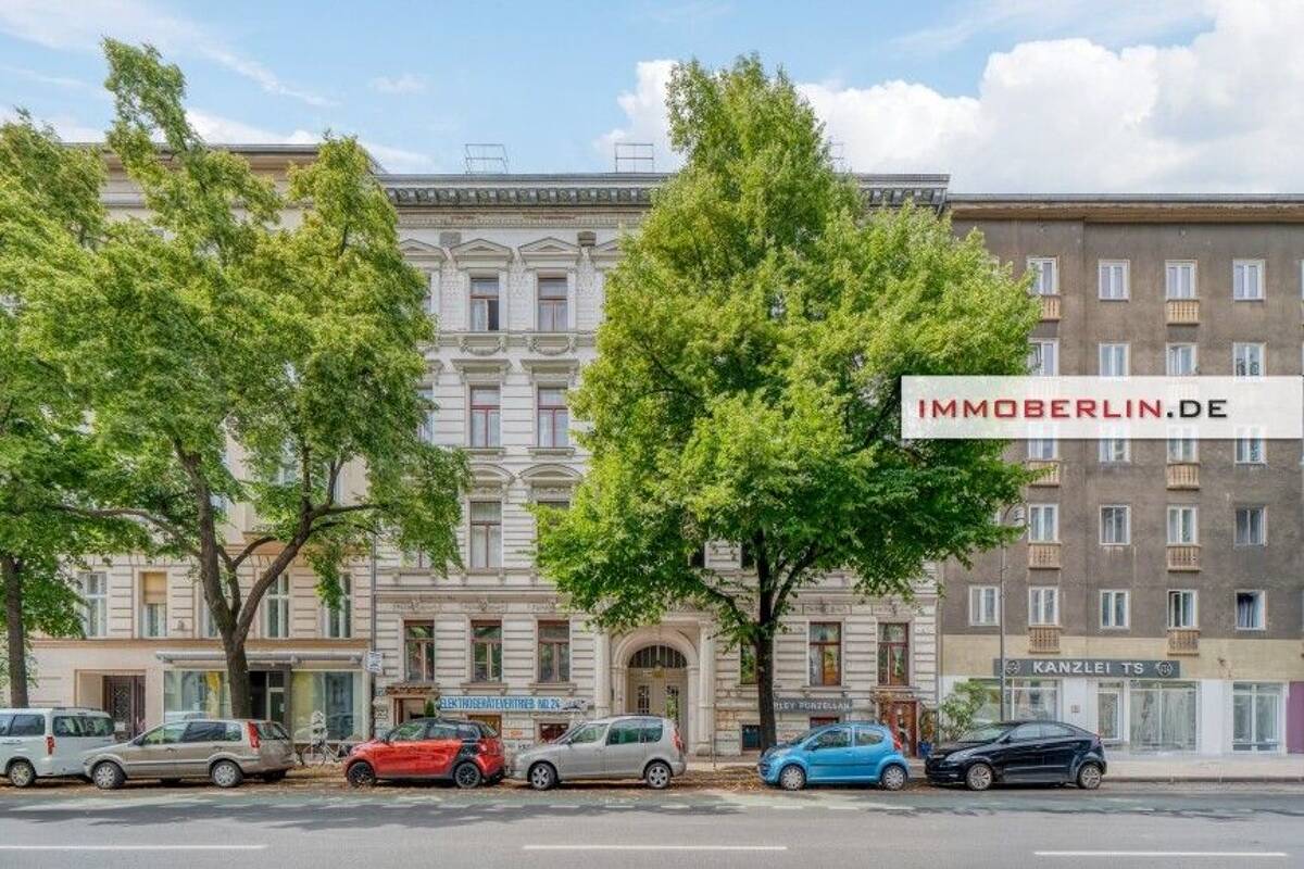 IMMOBERLIN.DE - Faszinierende familienfreundliche Stuck-Altbauwohnung in beliebter Lage – 10963 Berlin – Bild 1 von 9