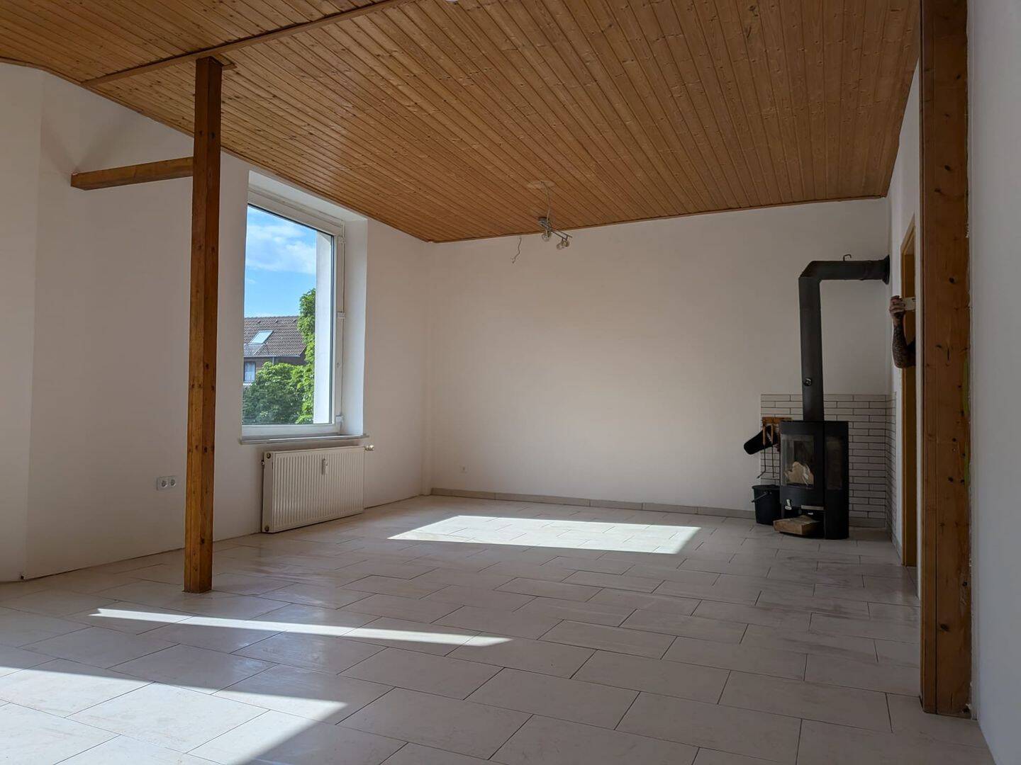 Charmante Altbau-Etagenwohnung in Rheinnähe – 100 m² Wohnkomfort mit Kamin und großem Balkon