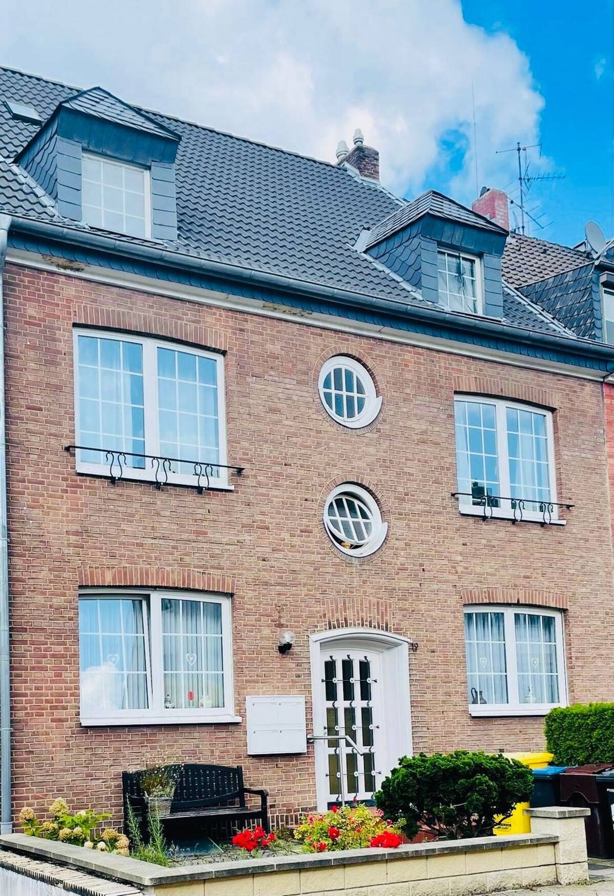 Ruhige Dachgeschosswohnung mit Balkon – 40221 Düsseldorf – Bild 1 von 4