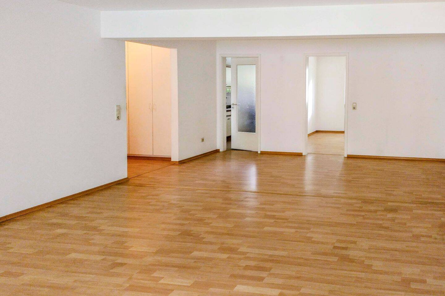 Lichtdurchflutet mit großer Sonnenterrasse in begehrter Lage – Augsburg – Vorschaubild 3