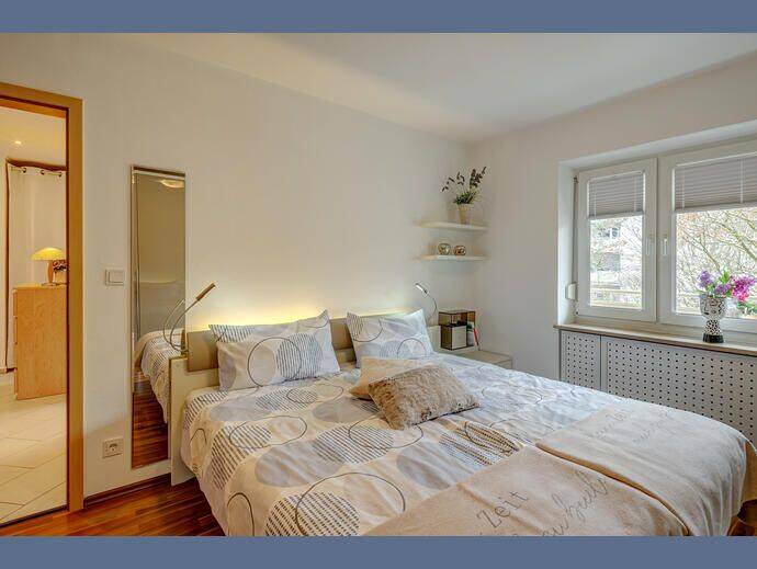Möbliert: Ruhige, helle 3-Zimmer Wohnung mit Balkon und Stellplatz – München – Vorschaubild 3