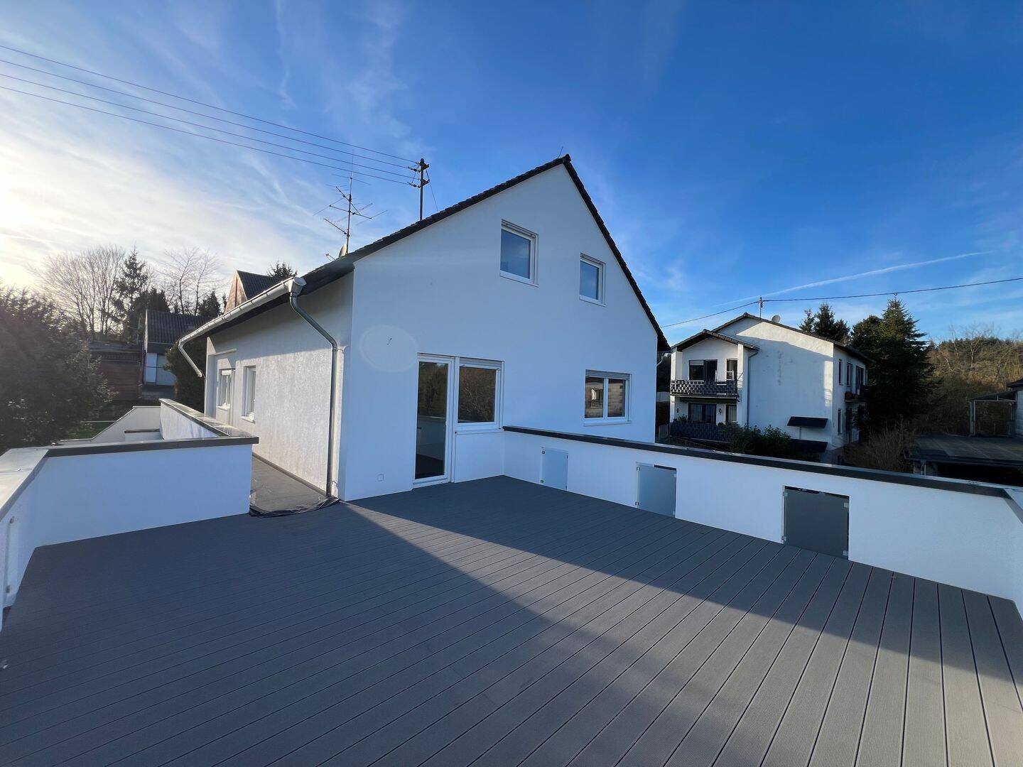 Neu renovierte 3,5 ZKB mit großer Dachterrasse *Erstbezug*