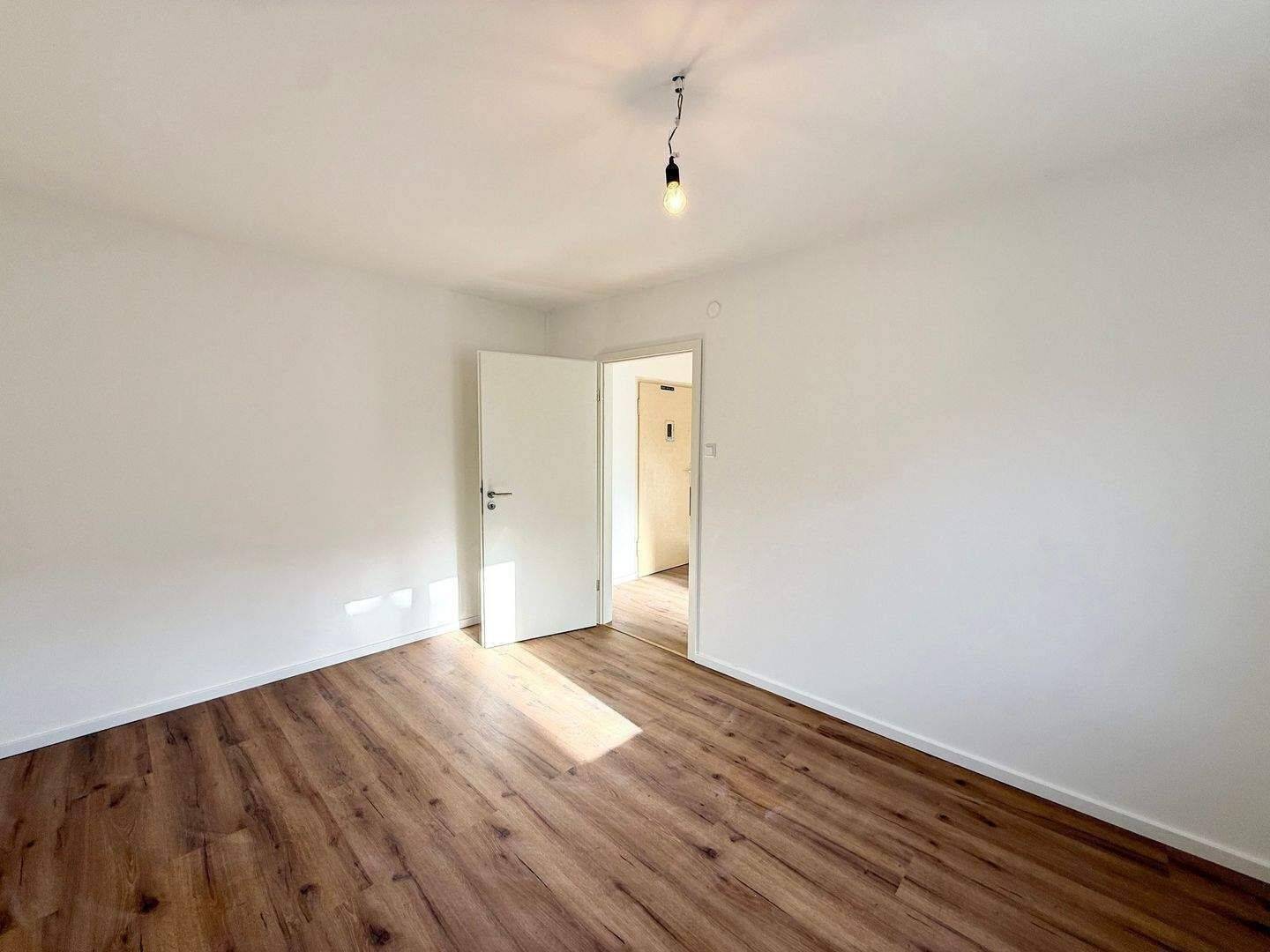 Reserviert - Perfekt geeignet für 2-er WG! Freie & helle 2-Zimmer-Wohnung im 2.OG in nettem MFH direkt an der TH – Nürnberg – Vorschaubild 5