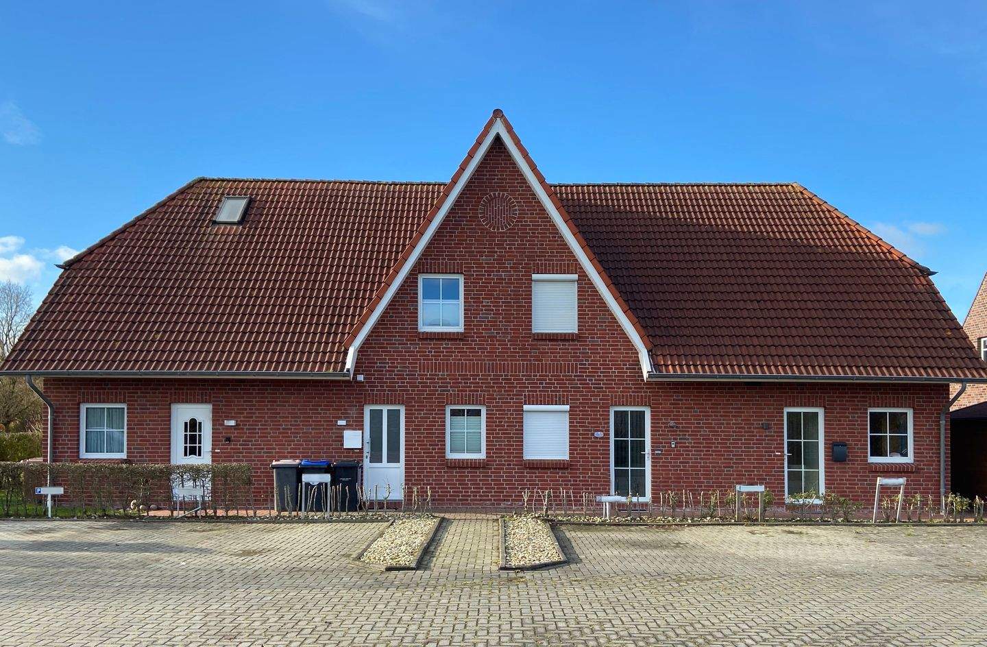 Hooksiel: Gepflegtes Ferienhaus nah am Deich! Komplett ausgestattet, sofort verfügbar! – Wangerland – Bild 1 von 9