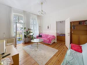 Voll möblierte 2-Zimmer-Altbauwohnung mit Balkon und Wirtschaftsraum