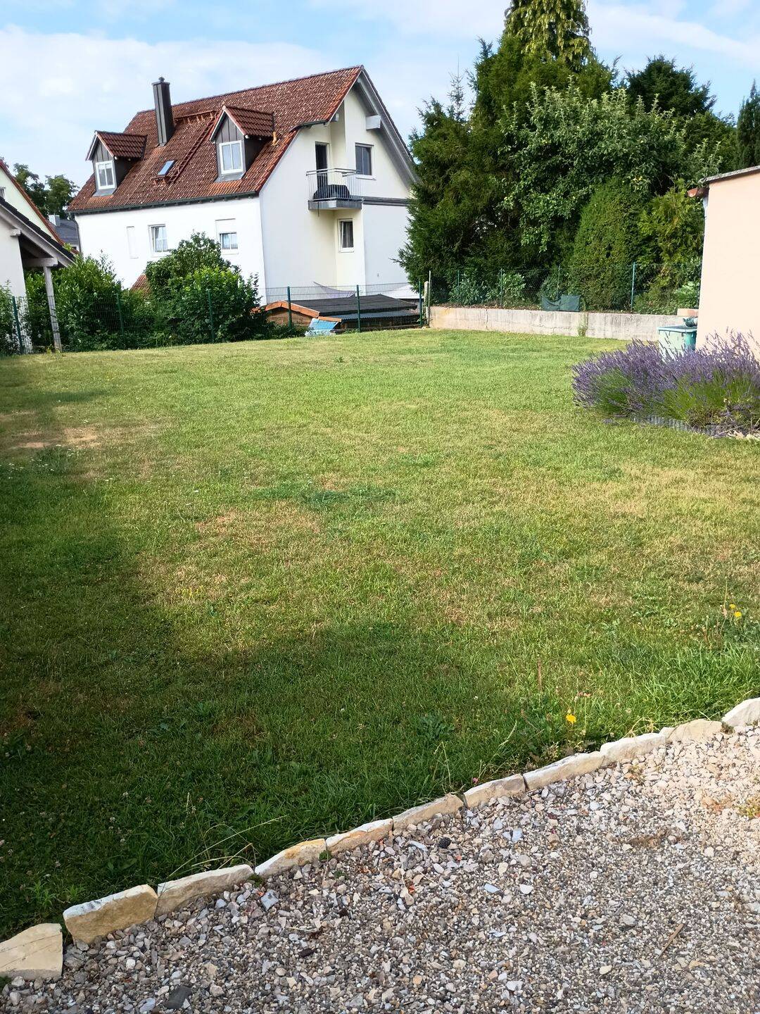 Bestlage im Ingolstädter Westen: 2-Zimmer-Wohnung in ruhigem Zweifamilienhaus mit Traumgarten – Ingolstadt – Vorschaubild 2
