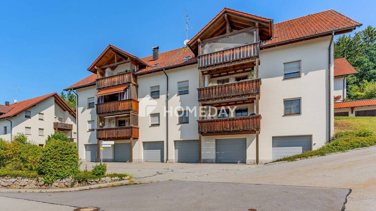 Dachgeschosswohnung mit EBK, Loggia, Garage & schönem Ausblick in Eging am See – 94535 Eging a.See – Bild 1 von 9